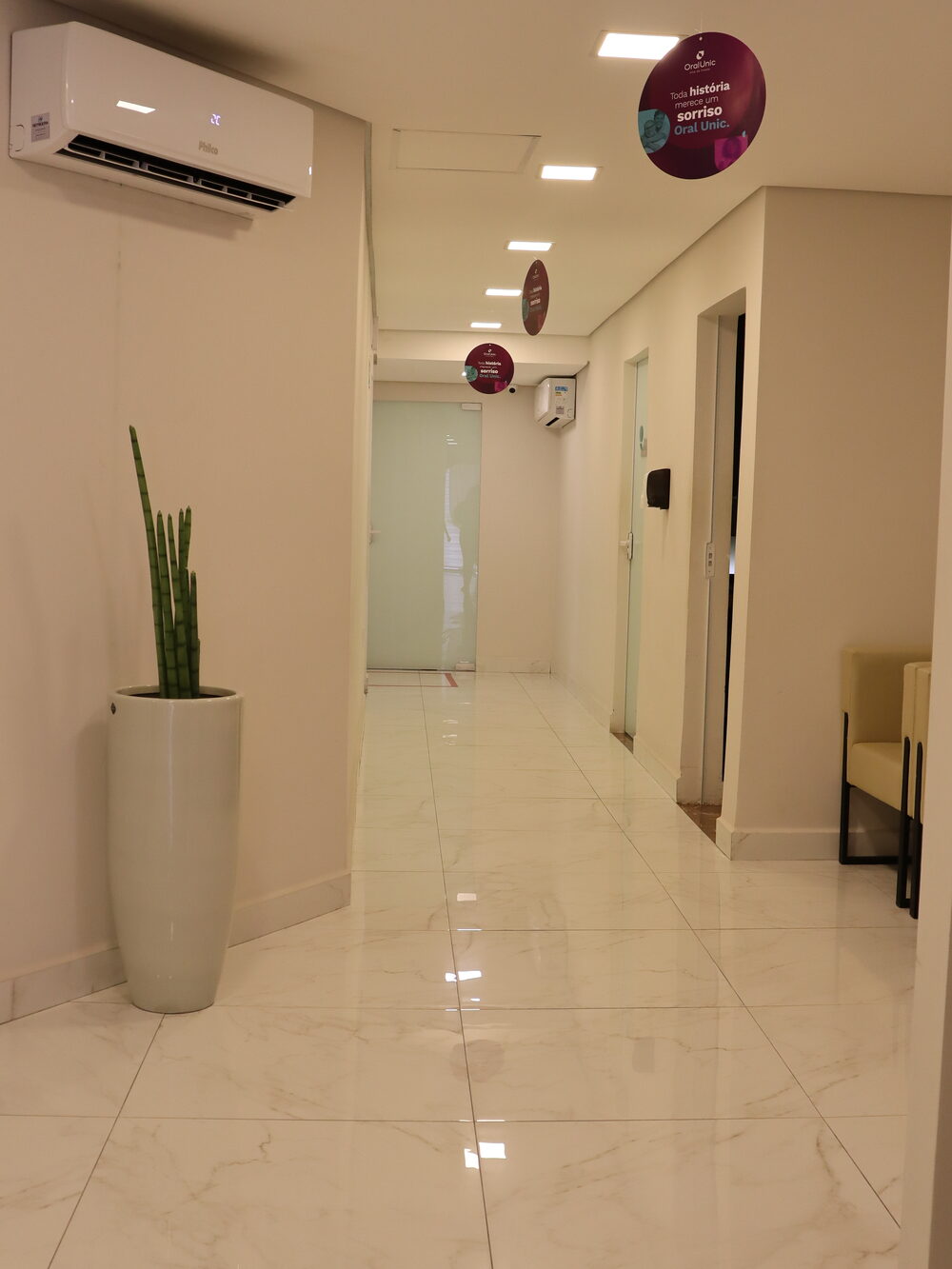 Corredor interno com as salas de atendimento da Oral Unic Petrolina