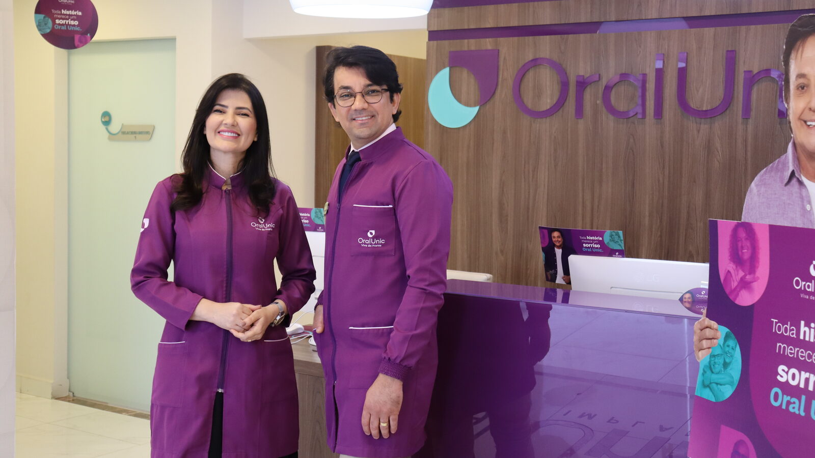 Dr. Walker e Dra. Denise Galdêncio, proprietários da Oral Unic Petrolina, na recepção da clínica